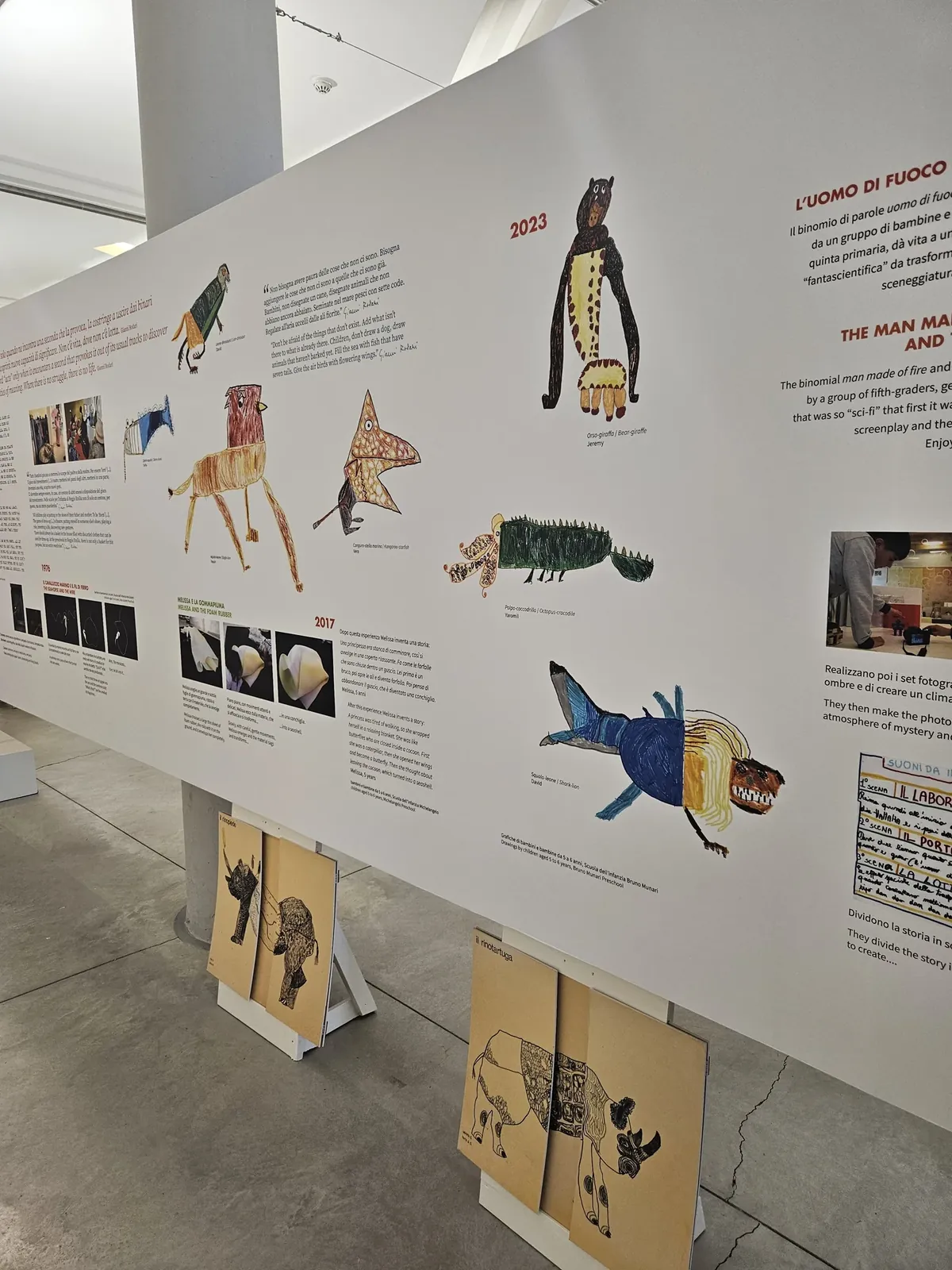 Exposição no Centro Loris Malaguzzi, em Reggio Emilia, com desenhos de animais feitos por crianças