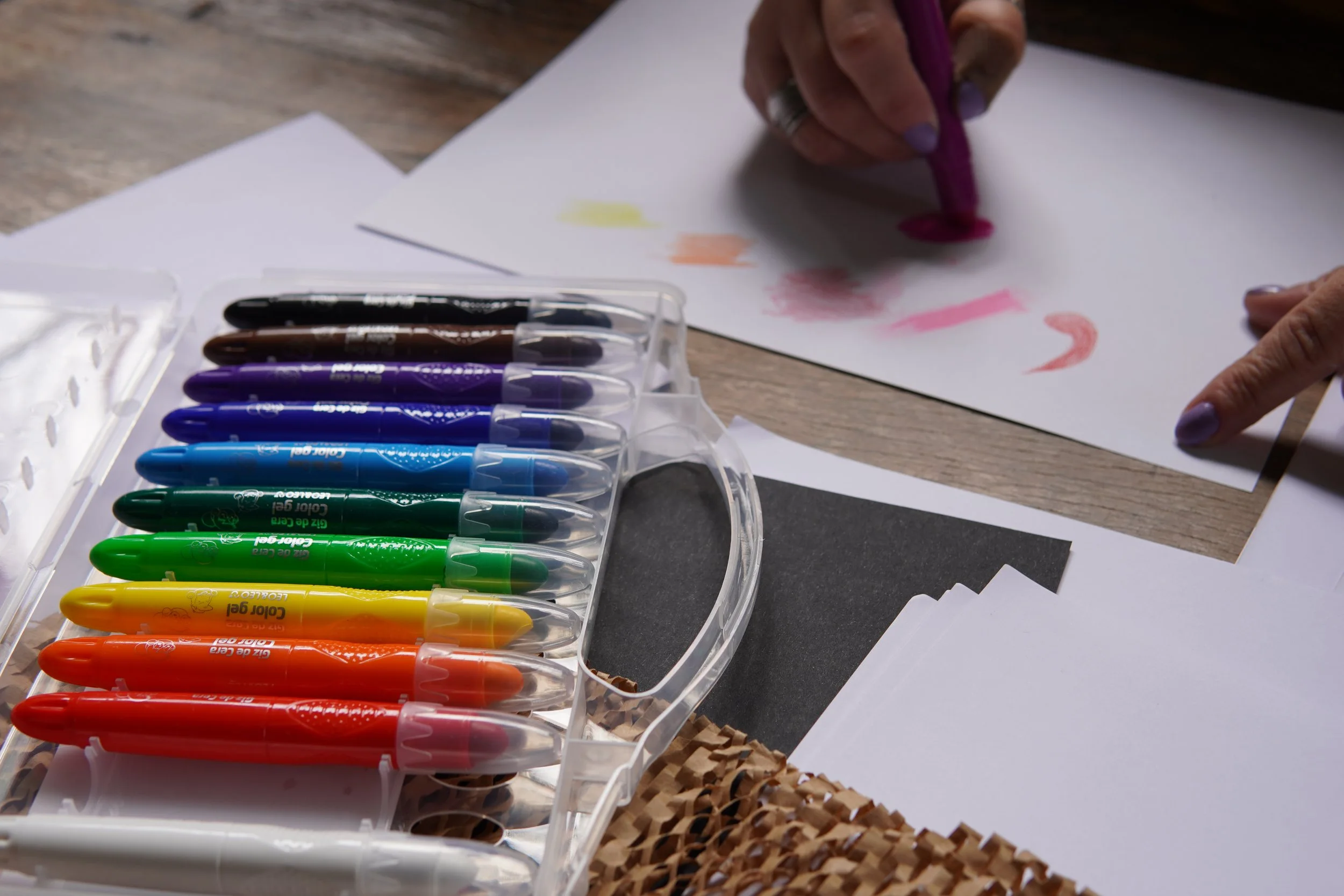 Participante desenhando com gizes de cera