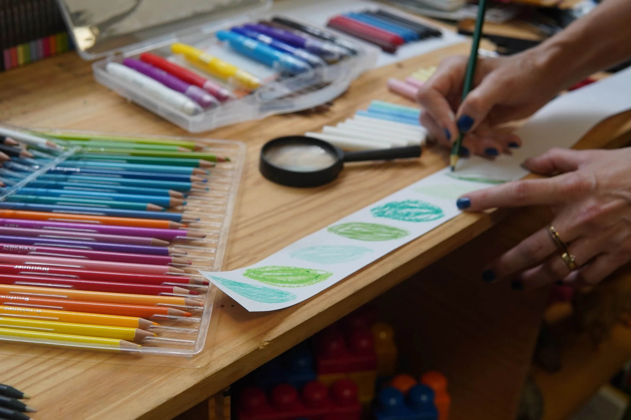 Participantes pintando com lápis aquareláveis