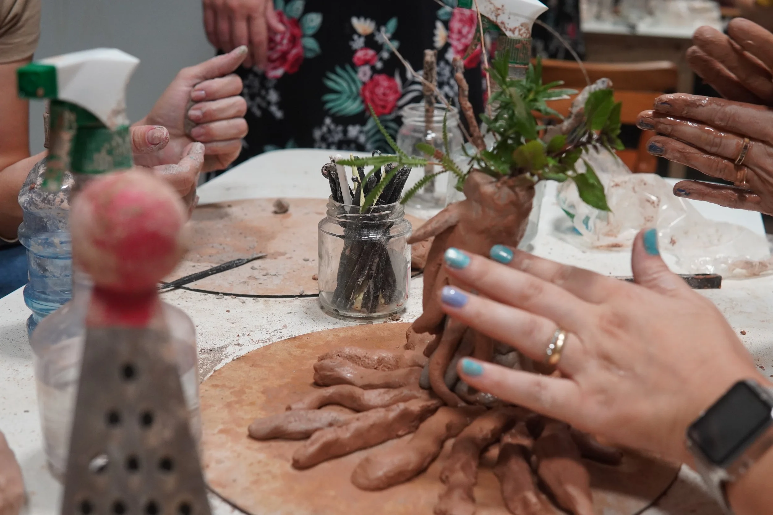 Mãos modelando argila durante a vivência