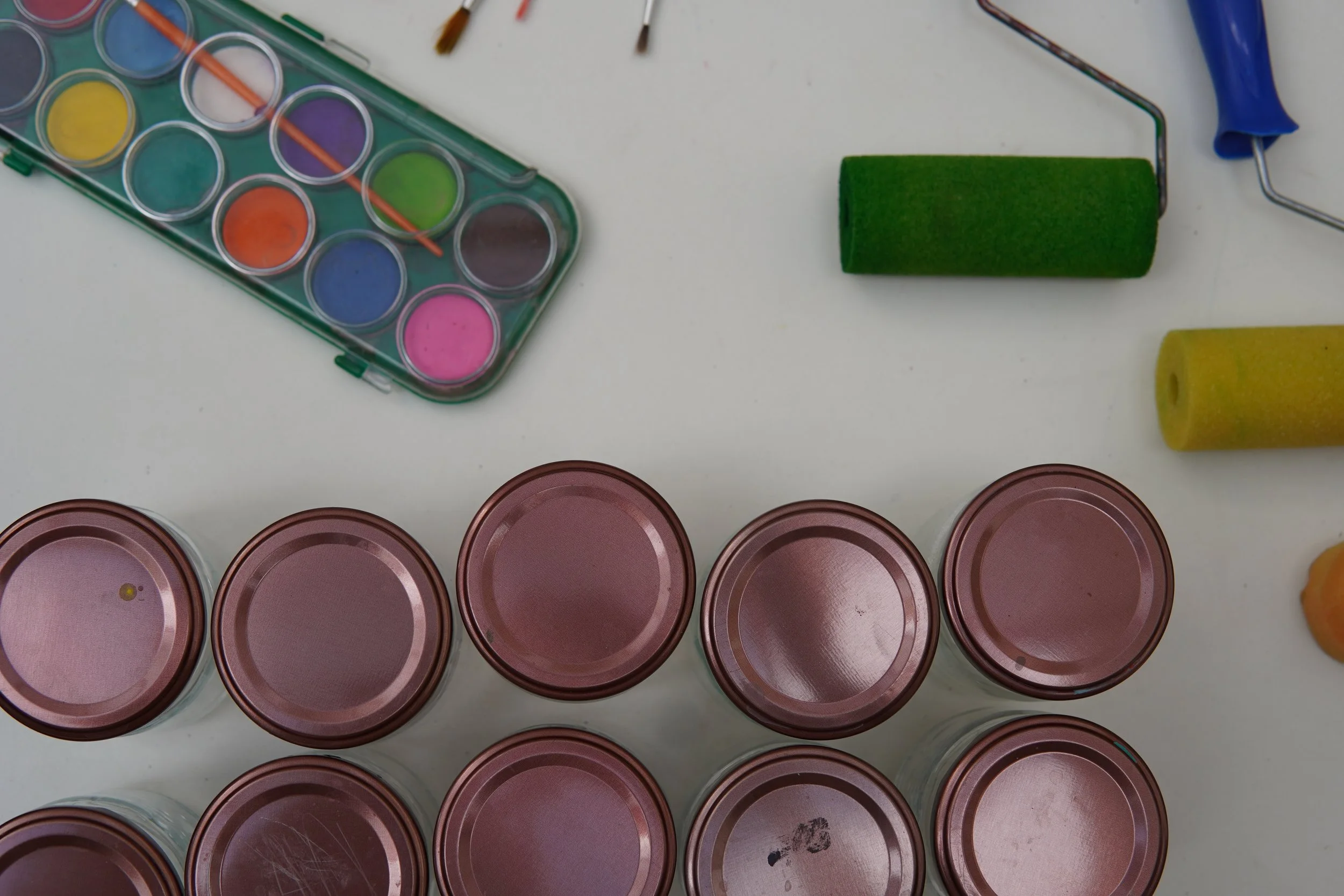Aquarela, rolos e potes de tinta